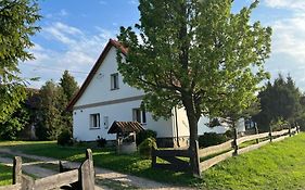 domek w pobliżu jeziora
